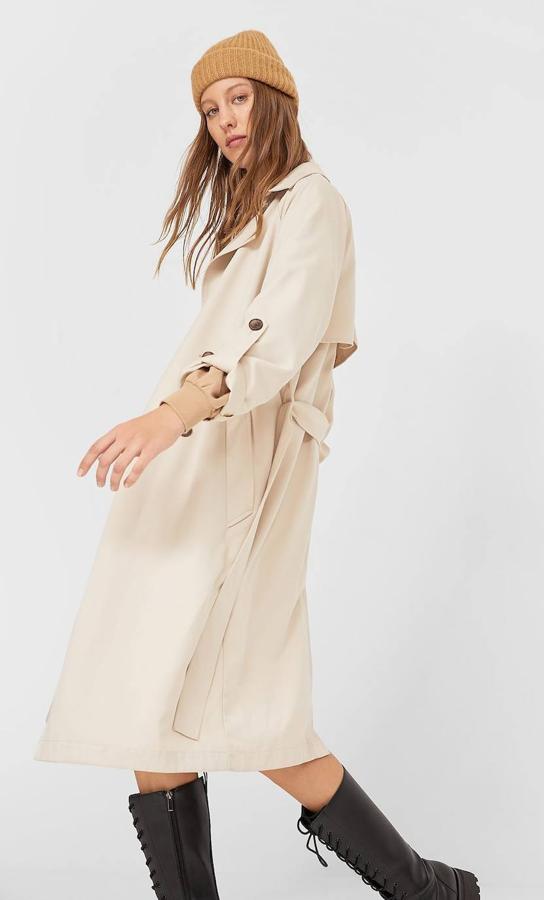 Trench fluido largo de Stradivarius, 39,99 euros.