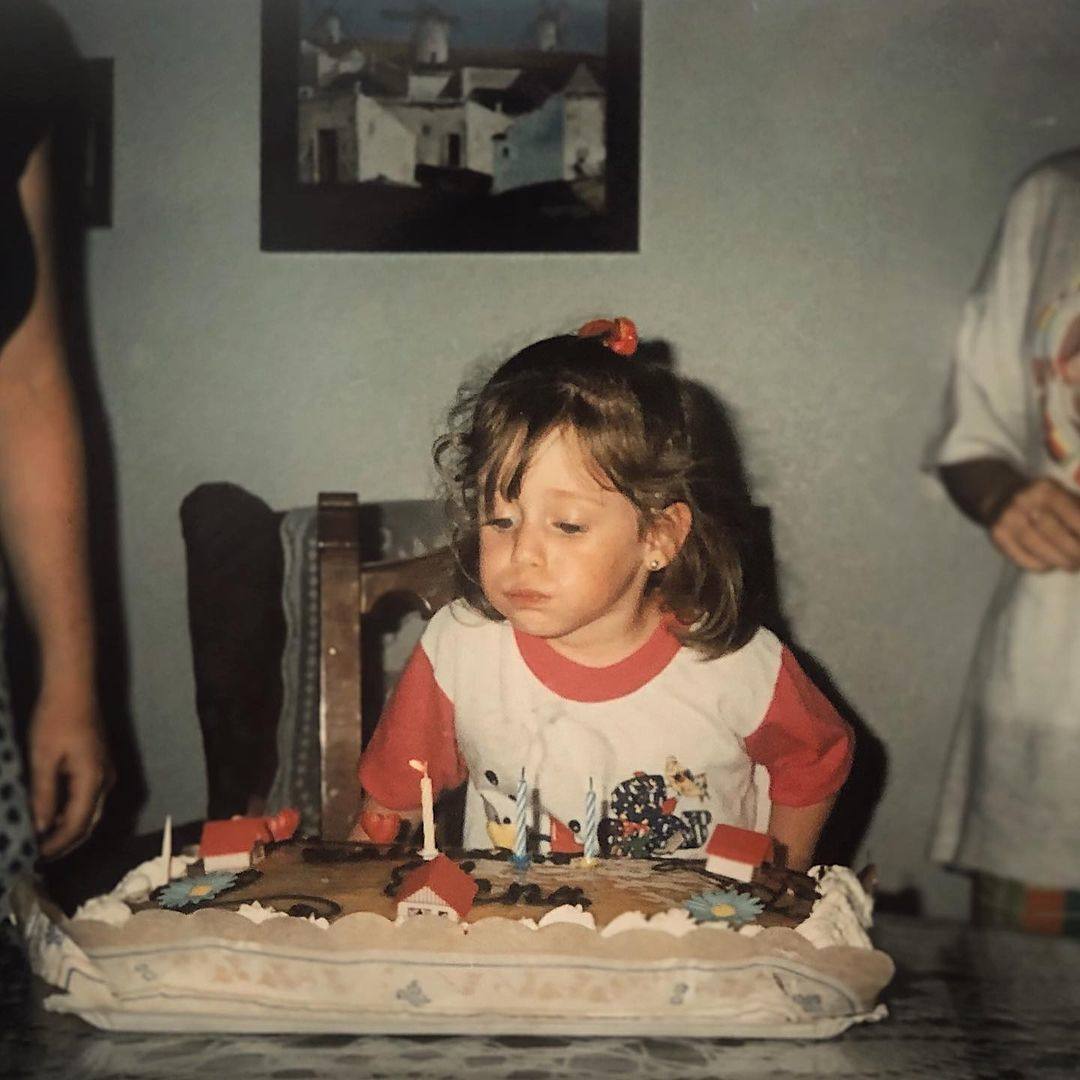 Elena Rivera soplando velas.