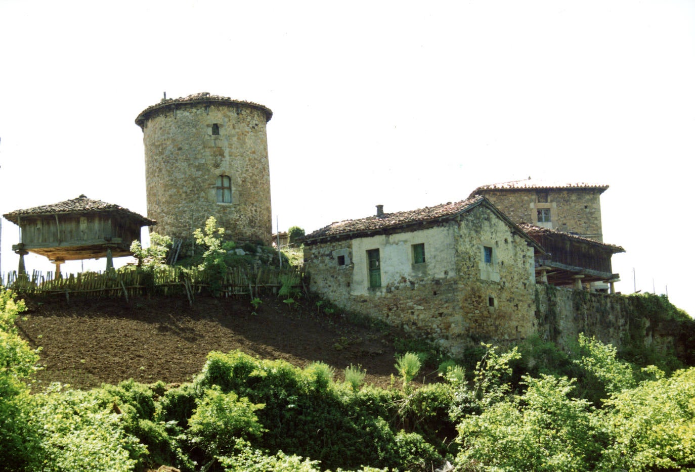 Los herederos del fotógrafo aficionado César Pañeda donaron al Pueblu d'Asturies una colección de casi dos mil imágenes captadas por distintos lugares de la región. Banduxo (Proaza)