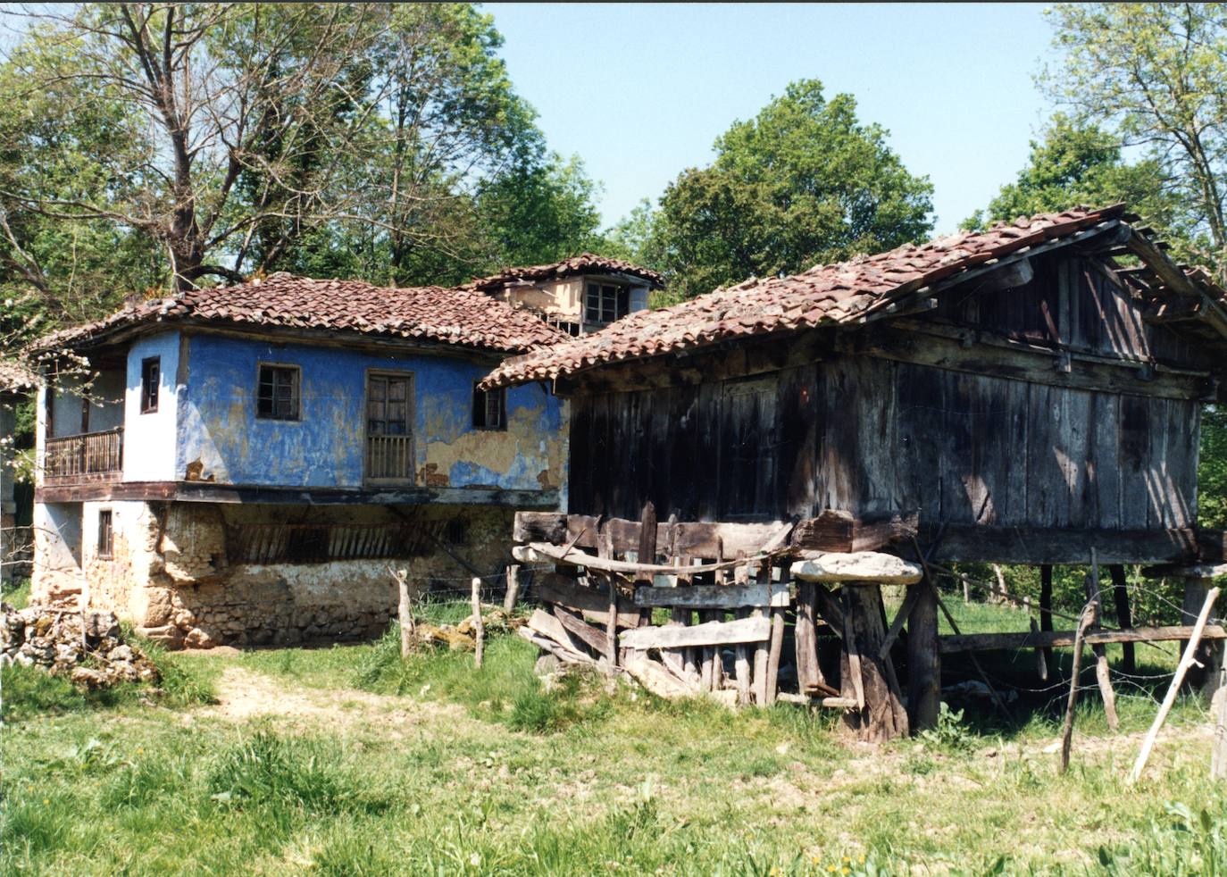 Hórreo a dos aguas.