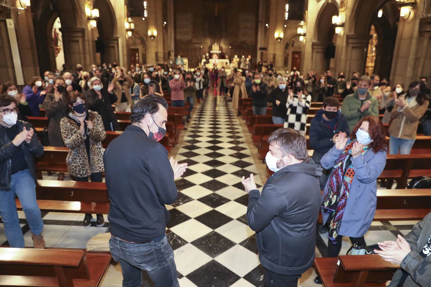 Los hosteleros gijoneses Tono Permuy y David Tejerina abandonaron este viernes su encierro en la iglesia de San José después de catorce días reclamando una solución para el sector.