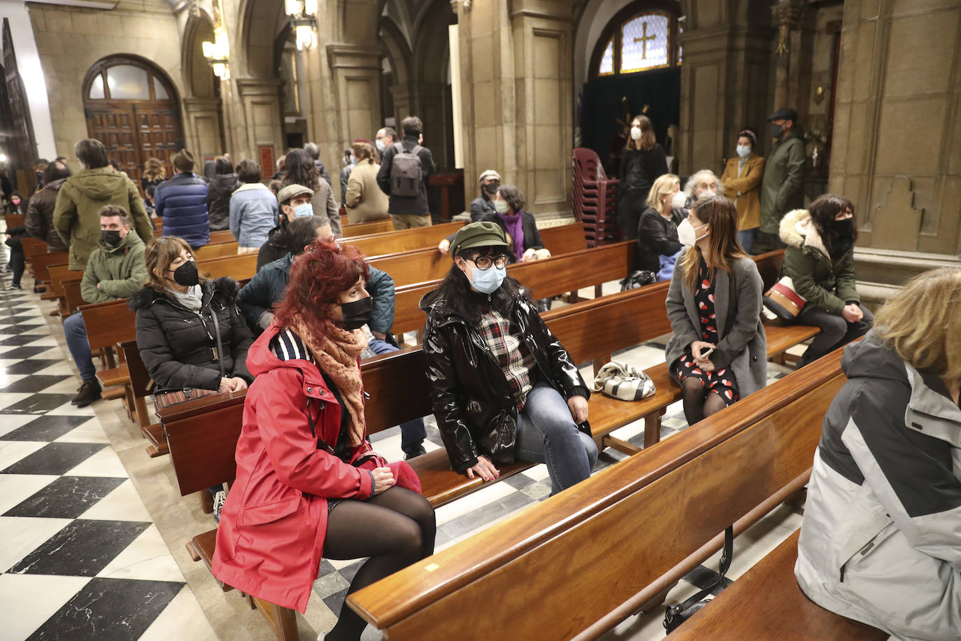 Los hosteleros gijoneses Tono Permuy y David Tejerina abandonaron este viernes su encierro en la iglesia de San José después de catorce días reclamando una solución para el sector.