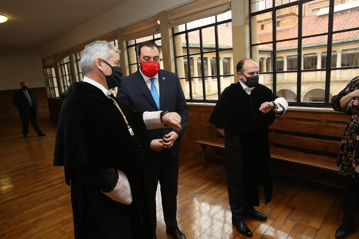 El acto de toma de posesión ha tenido lugar en el Paraninfo de la Universidad, donde además de los rectores entrante y saliente y el presidente del Principado, Adrián Barbón, asistió un reducido grupo de personas. 