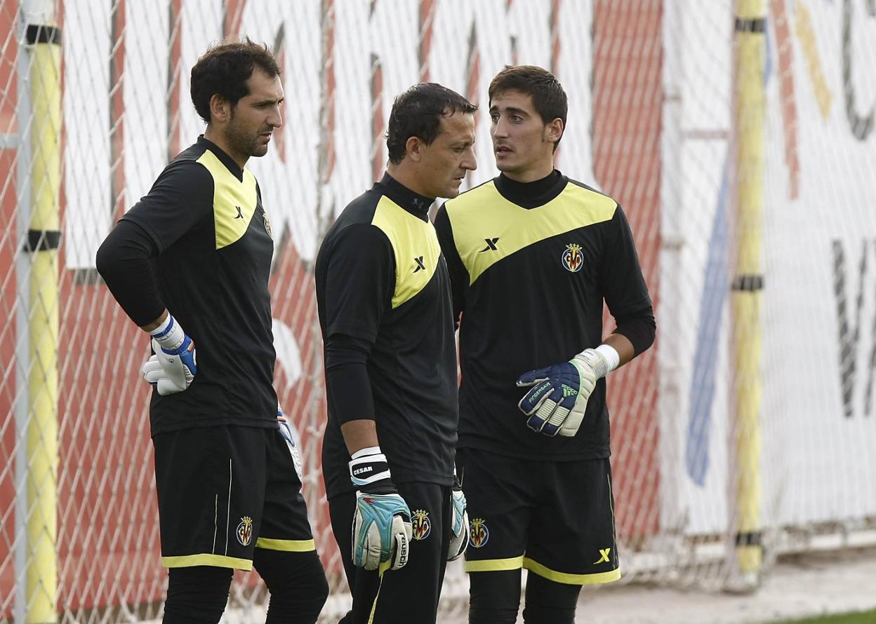 Reencuentro. Diego López y Mariño, con César en el centro, coincidieron en el Villarreal, la temporada en la que el cuadro castellonense descendió a Segunda División.