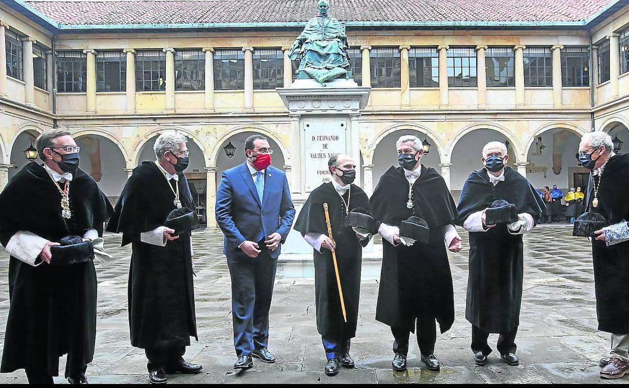 Juan Vázquez, Juan López-Arranz, Adrián Barbón, Ignacio Villaverde, Santiago García Granda, Vicente Gotor y Alberto Marcos Vallaure, en el claustro del Edificio Histórico. 