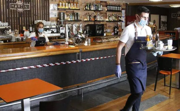 Un local hostelero de Gijón. En el vídeo, las palabras de Barbón en donde aclara que este año no habrá celebraciones en Semana Santa.