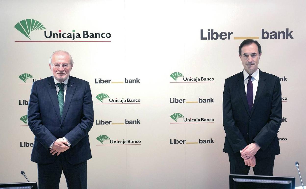 El presidente de Unicaja, Manuel Azuaga, junto con el consejero delegado de Liberbank, Manuel Menéndez