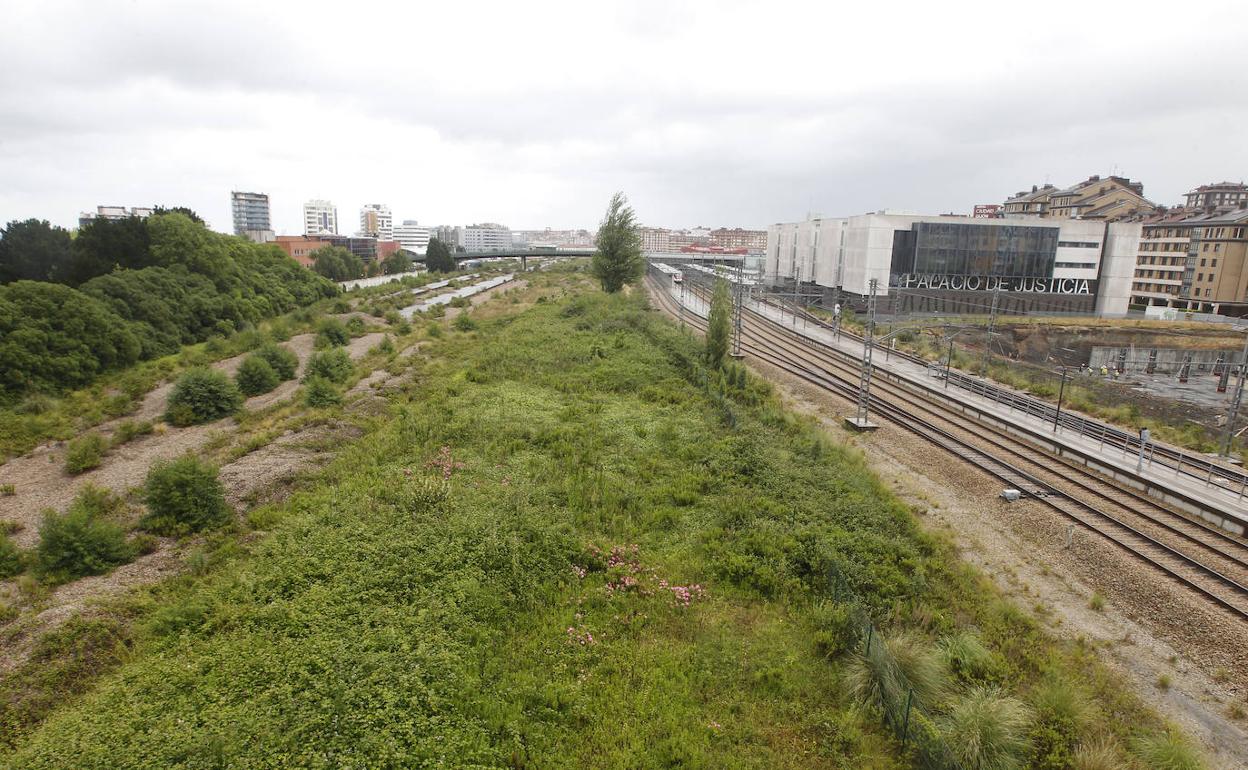 Terrenos próximos al Parque de Moreda donde podría instalarse la estación intermodal