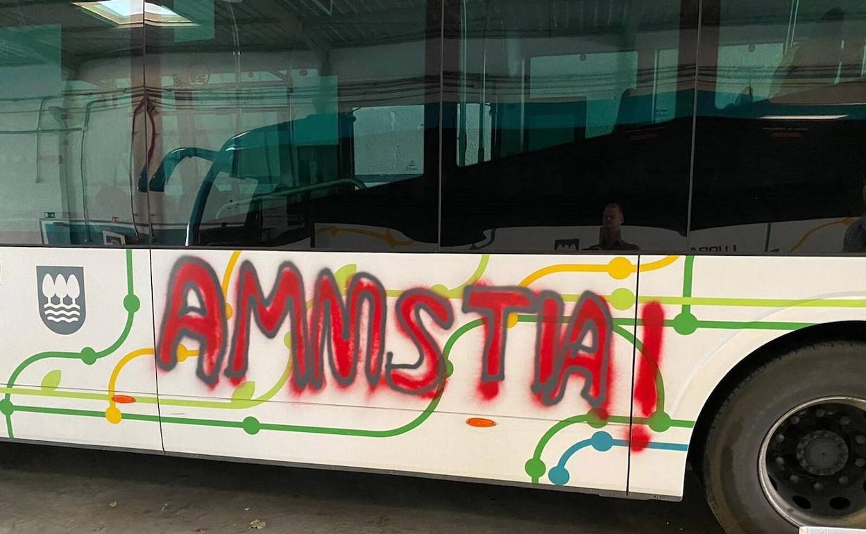 Pintadas en un autobús en apoyo en apoyo a la amnistía a los presos de Eta