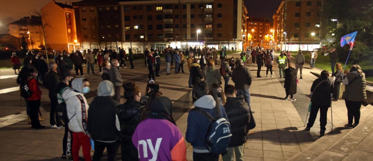 Los vecinos de Lugones reunidos en el parque de La Paz para protestar contra la inseguridad que afirman sentir. 