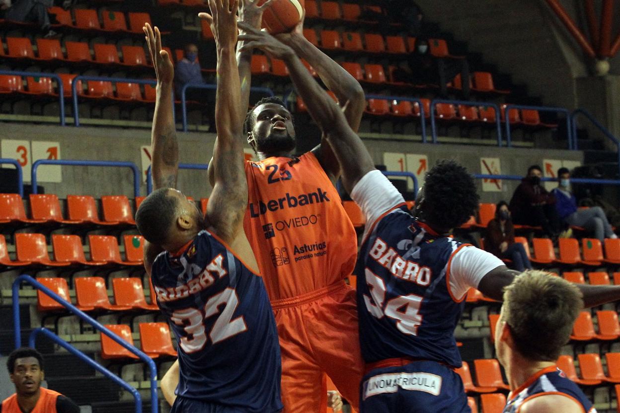 Marc-Eddy Norelia intenta anotar ante Kris Joseph y Mus Barro. 