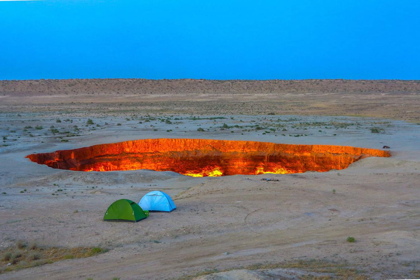 Cráter de Darvaza (Turkmenistán): El cráter de Darvaza, también conocido como la puerta del infierno, está situado en el desierto de Karakum. Un cráter de 69 metros de diámetro y 30 de profundidad que lleva ardiendo ininterrumpidamente desde 1971. Todo a causa de un accidente que se produjo en ese mismo año después de que un grupo de geólogos hiciesen varias explosiones controladas en el desierto para encontrar campos petrolíferos, pero en cambio encontraron grandes cantidades de hidrocarburo. Este cráter que cedió a causa de la perforación comenzó a expulsar grandes cantidades de gas natural y para evitar que estos gases llegasen a la atmósfera los investigadores optaron por prenderle fuego. Un fuego que debería haberse extinguido pasadas unas semanas cuando el yacimiento de gas se agotara pero esto todavía no ha sucedido.