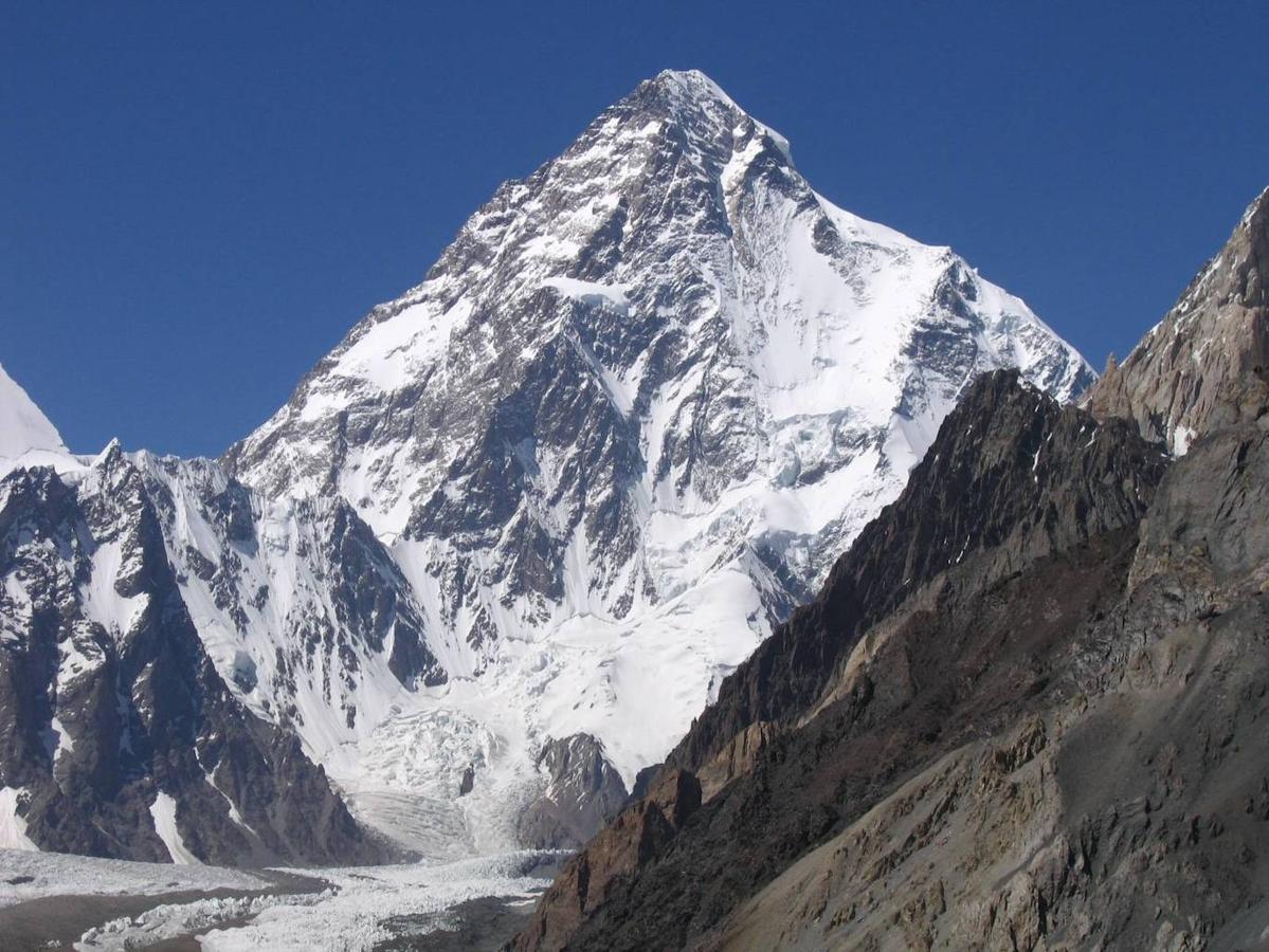 K2: Con sus 8.611 m el K2 es la segunda montaña más alta del planeta por detrás del Everest y ha sido la última de los 14 ochomiles en ser coronada por primera vez este invierno. Un dato que puede darnos una idea de la dificultad que esconde esta imponente montaña, conocida también como 'la montaña salvaje'. Tal es su dificultad, que una de cada cuatro personas que intentan alcanzar su cumbre fallecen en el intento.