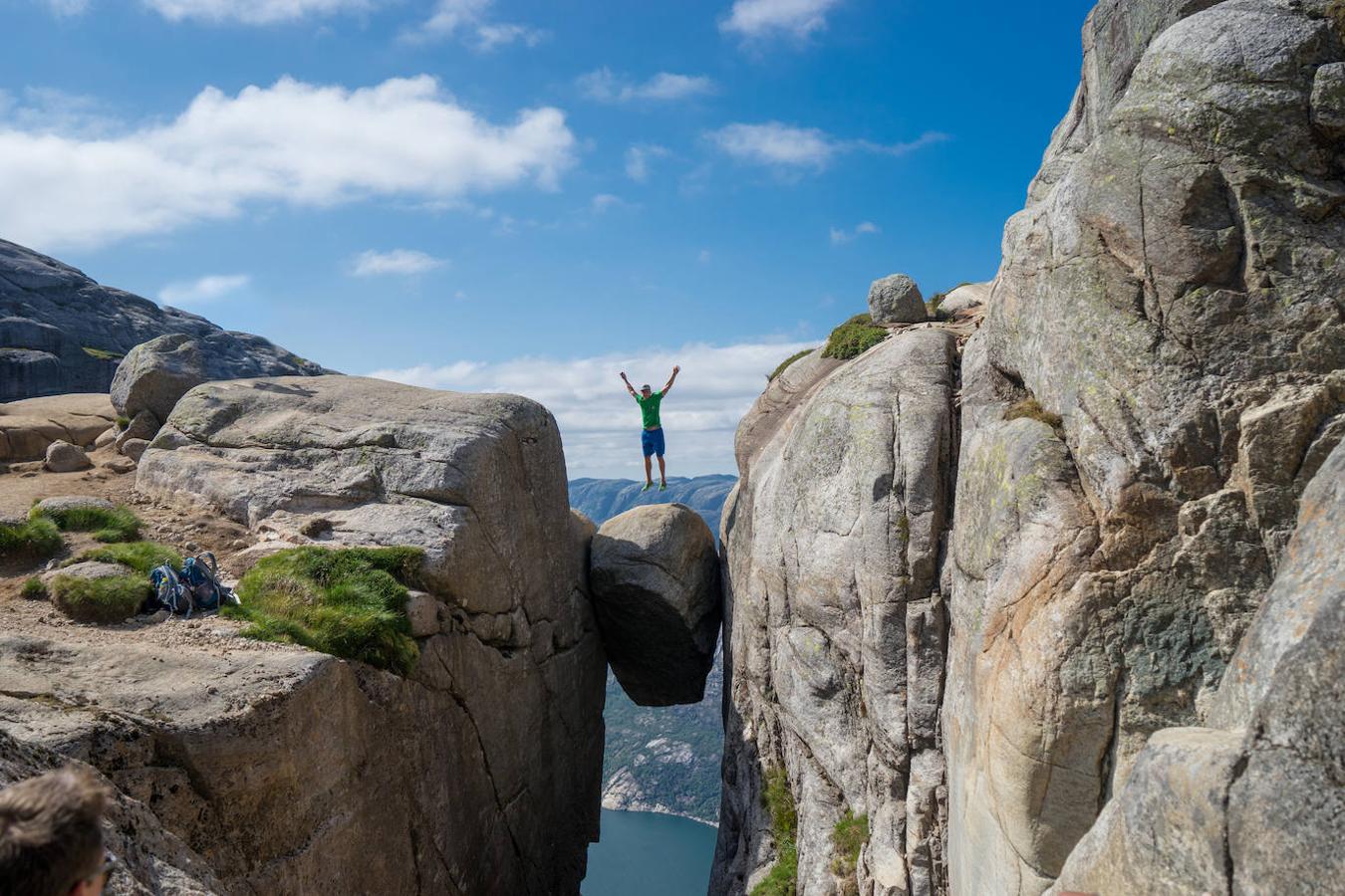 Roca Kjerag (Noruega): La roca Kjerag es una roca que se encuentra en el municipio de Forsand en el condado de Rogaland (Noruega). Pero no se trata de una roca cualquiera, sino de un tipo glacial de cinco metros cúbicos que se encuentra encajada en la griega de la montaña Kjerag. Un lugar accesible para toda clase de turistas que no dudan en posar o incluso saltar encima de ella, a pesar de que debajo de esta roca haya nada menos que 984 metros de altura. A pesar de esto, no es raro que a su alrededor se formen largas colas de gente para hacerse una foto sobre ella.