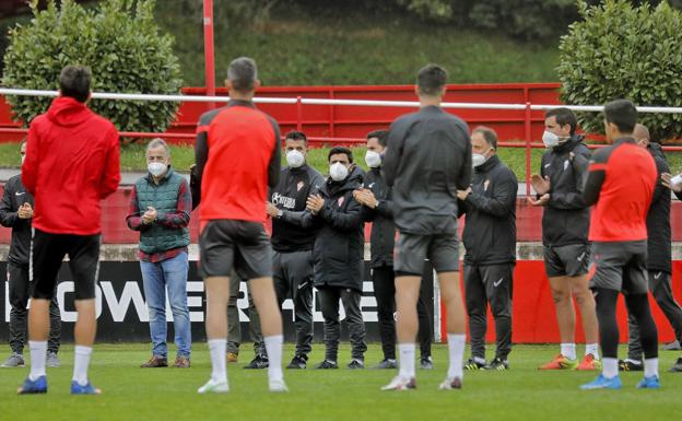 Plantilla y técnicos del Sporting guardan un minuto de silencio en memoria de Quini.