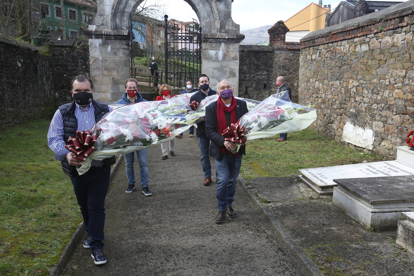 «No podemos permitir una Asturias de dos velocidades», reclama José Luis Alperi durante el insólito homenaje a Manuel Llaneza, sin público como consecuencia de la pandemia