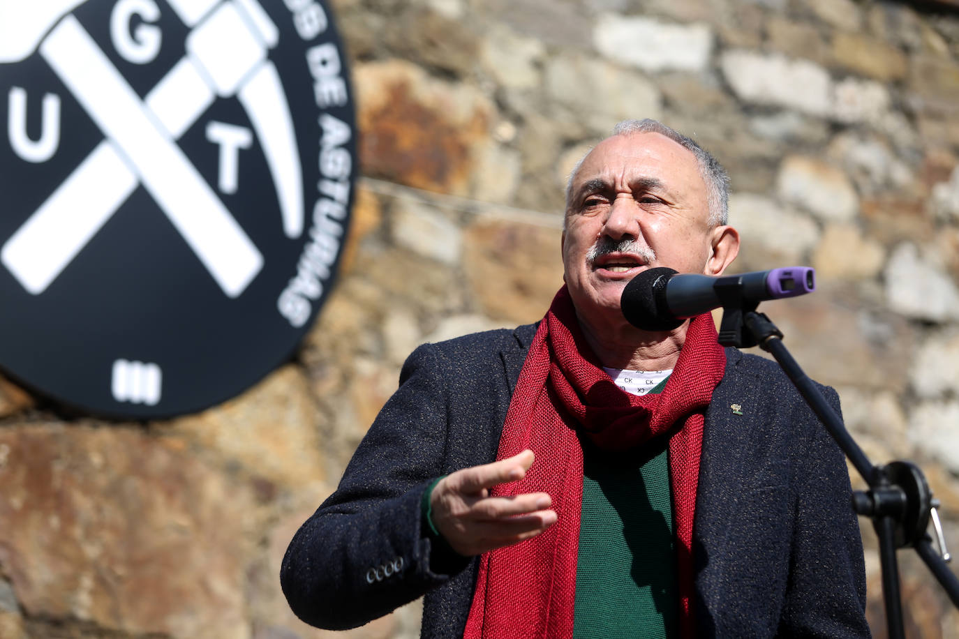 «No podemos permitir una Asturias de dos velocidades», reclama José Luis Alperi durante el insólito homenaje a Manuel Llaneza, sin público como consecuencia de la pandemia