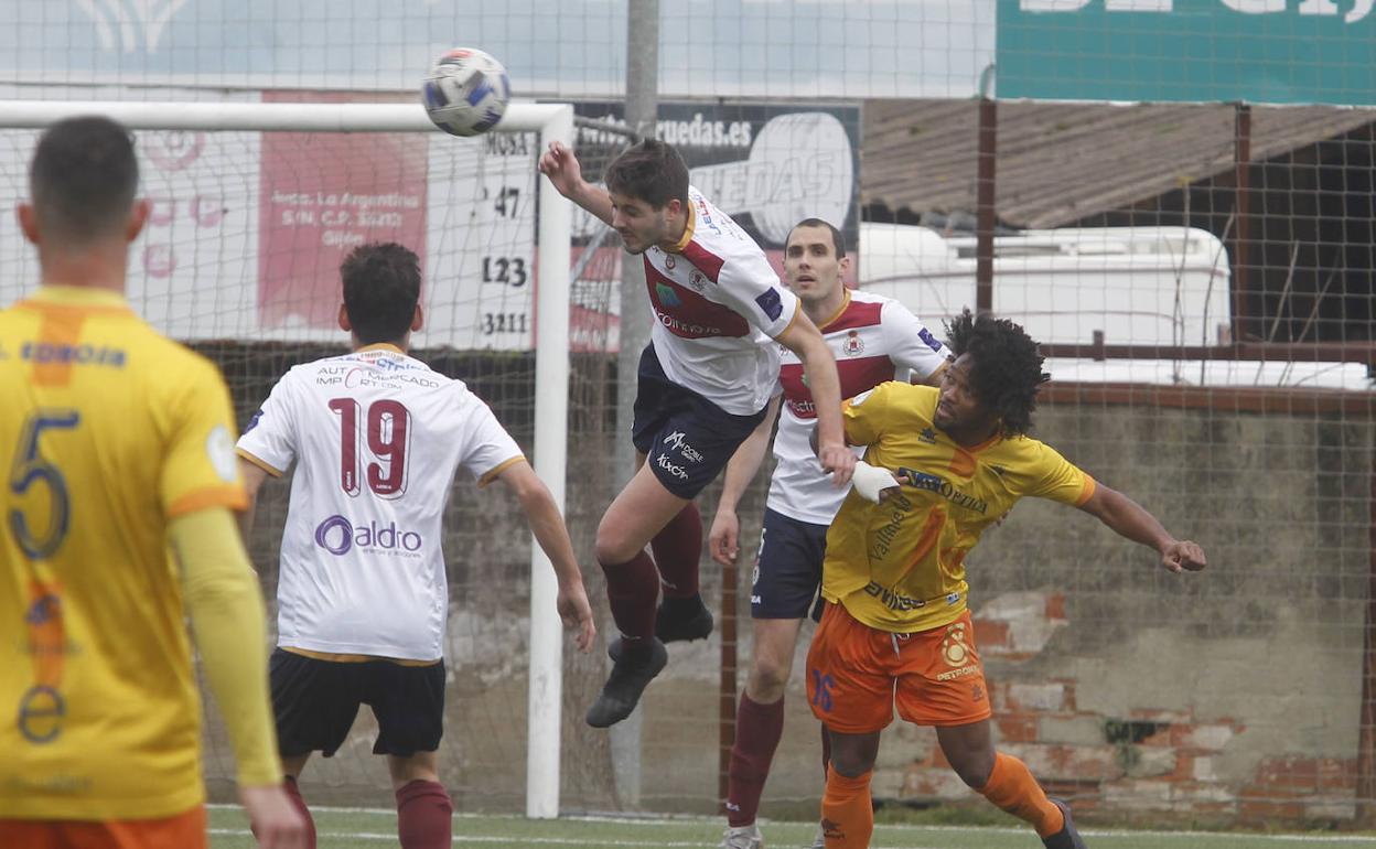 El Gijón Industrial derrota al Navarro y le supera en la clasificación