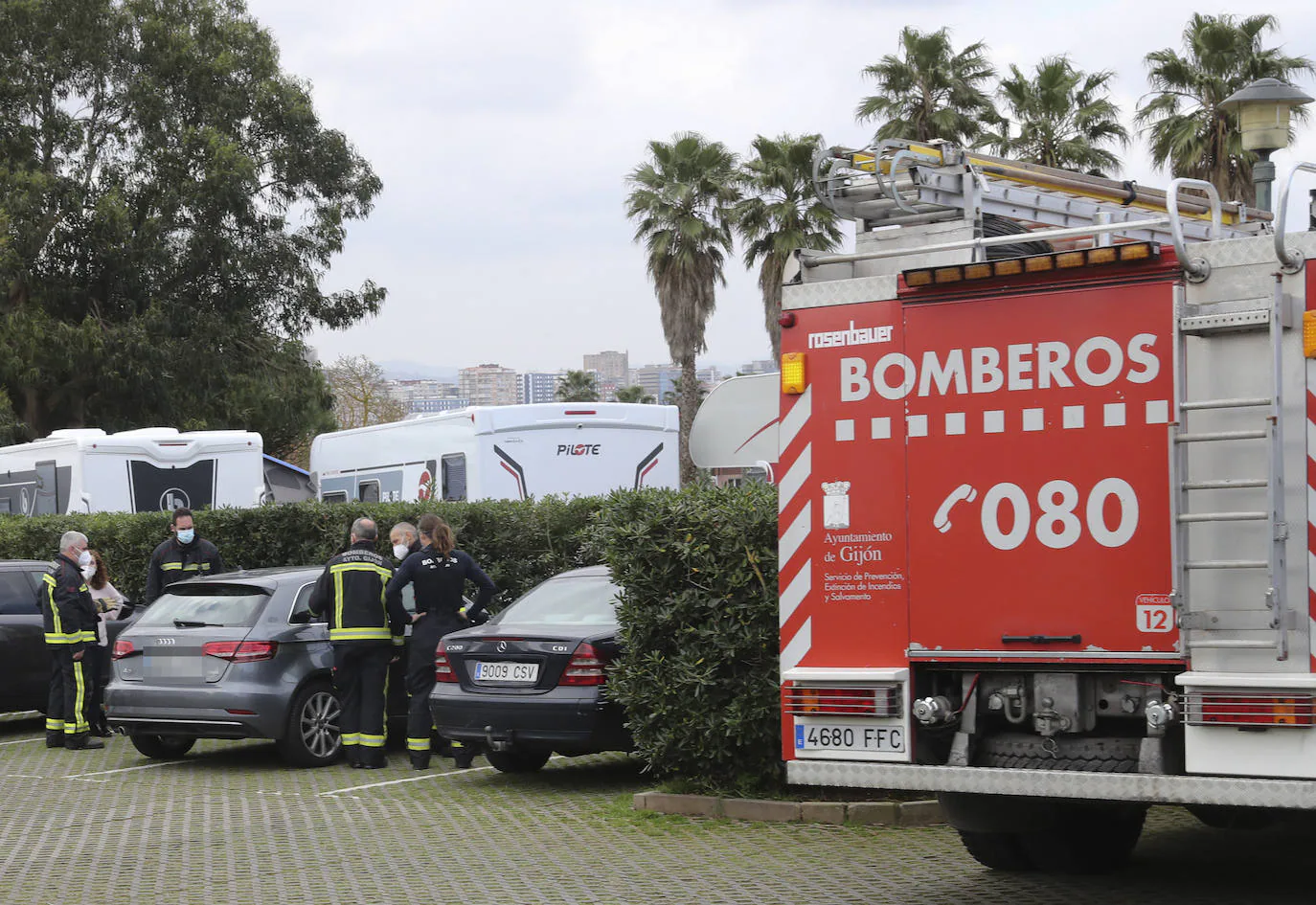 Bomberos de Gijón han rescatado a una niña de un año que quedó encerrada en un coche en el Rinconín. Su madre y su abuela bajaron del vehículo sin percatarse que la llave quedaba dentro. Mientras colocaban en una silla de paseo a la hermana mayor e la pequeña, se activó el sistema de cierre del coche y ella quedó dentro. Los bomberos rompieron un cristal del coche para sacarla.