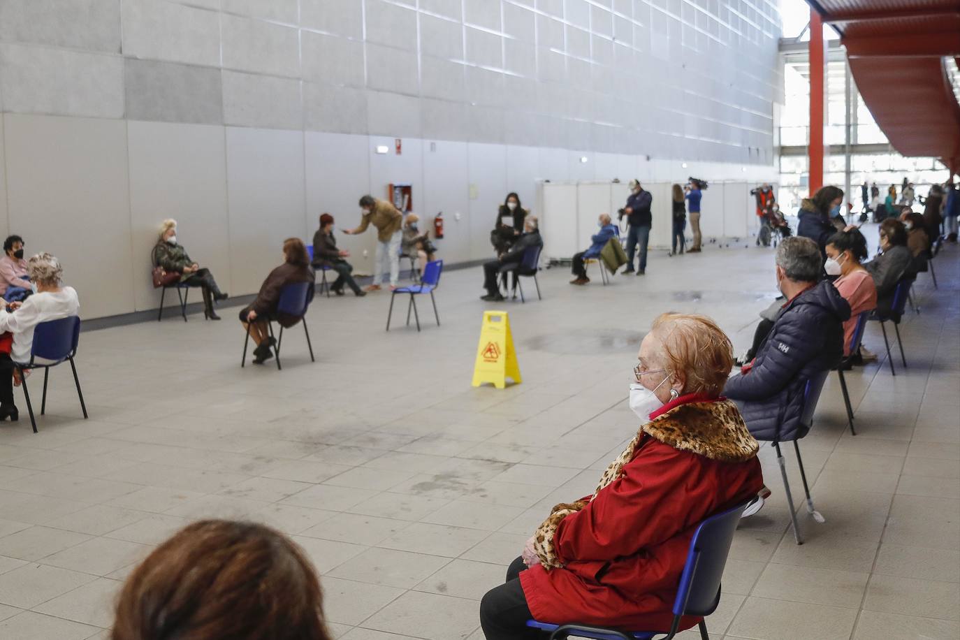 Colas y esperas ordenadas ha sido la imagen que nos ha dejado la campaña de vacunación contra la covid ampliada esta tarde en Gijón la instalación deportiva de la Guía para descongestionar los centros de salud habilitados para ello y reforzar las inmunizaciones en el Área V.