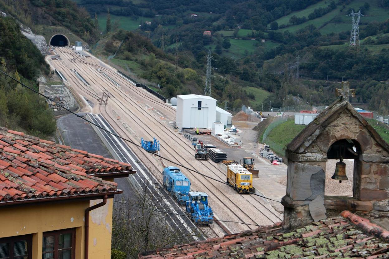 Apartadero de trenes de Campomanes, con las máquinas perfilando las vías y, en blanco, el intercambiador de ancho. 