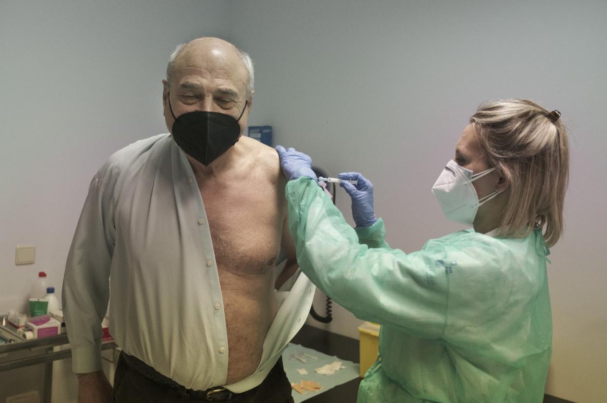 Un gijonés recibe una dosis de vacuna en el centro de salud de El Natahoyo. 