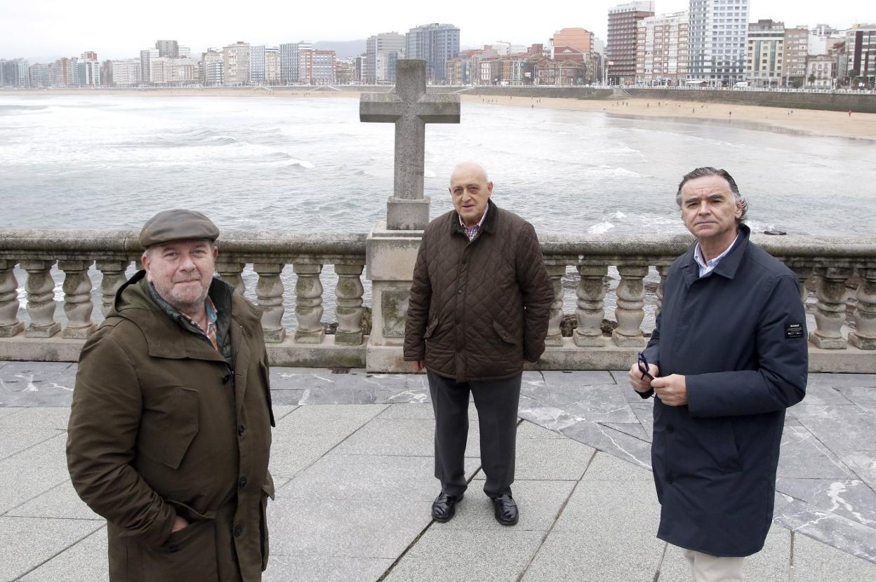 José Luis Pérez, de la Santa Vera Cruz; José Juliana, de la Santa Misericordia, y Alejandro Vallaure, del Santo Sepulcro. 