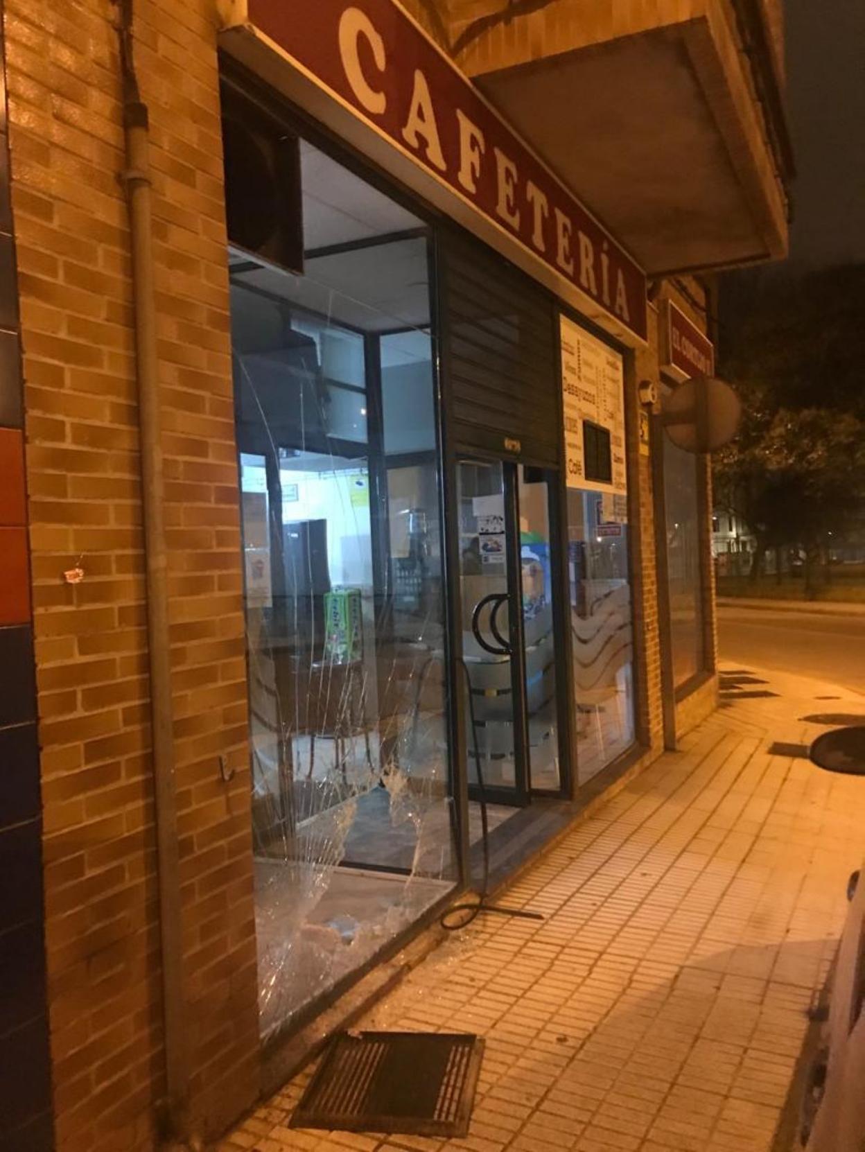 Luna rota del bar de la calle Bailén al que entraron a robar ayer por la tarde. 