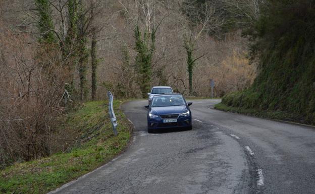 En varios puntos del Corredor del Narcea, la calzada amenaza con 'envolver' los coches entre las ondulaciones del firme.