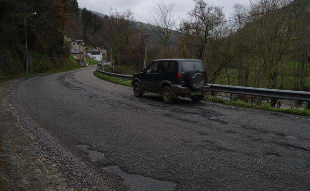 Capa sobre capa. En El Llano, en Cangas del Narcea, los baches dejan ver las capas de asfalto que han ido parcheando la calzada de la AS-15.