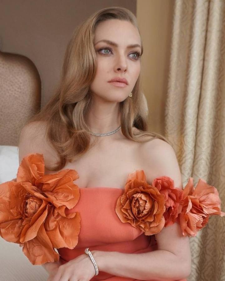 Amanda Seyfried recurrió en esta atípica gala a uno de esos peinados al más puro estilo Hollywood con melena larga pulida, ondas al agua suaves y poco marcadas y con raya de lado, todo obra del peluquero Renato Campora. Un peinado que remató con un maquillaje romántico en tonos rosas y melocotón a juego con su bonito vestido.