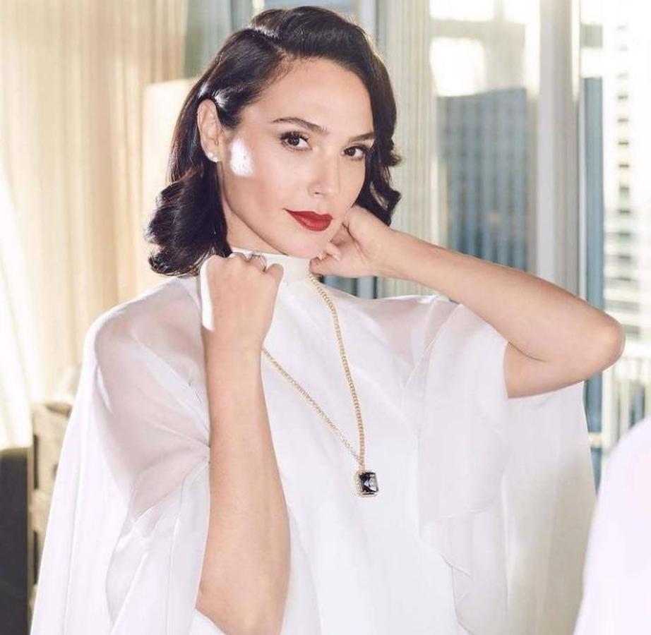 Gal Gadot prefirió lucir su media melena con ondas muy marcadas y con raya de lado. Un peinado que dió aún más protagonismo a su maquillaje, que incluía delineado con lápiz negro en la parte superior del ojo y pestañas superiores también muy marcadas. Todo rematado con un maquillaje muy luminoso y cremoso y con un potente labial rojo.