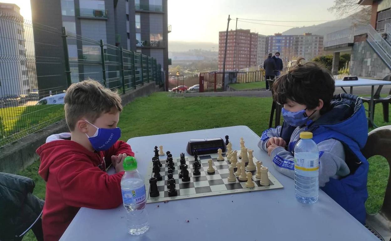 A la izquierda, Iván de Martín, tercero, en su duelo frente al campeón; a la derecha, Roque Ordiz, ganador del torneo. 