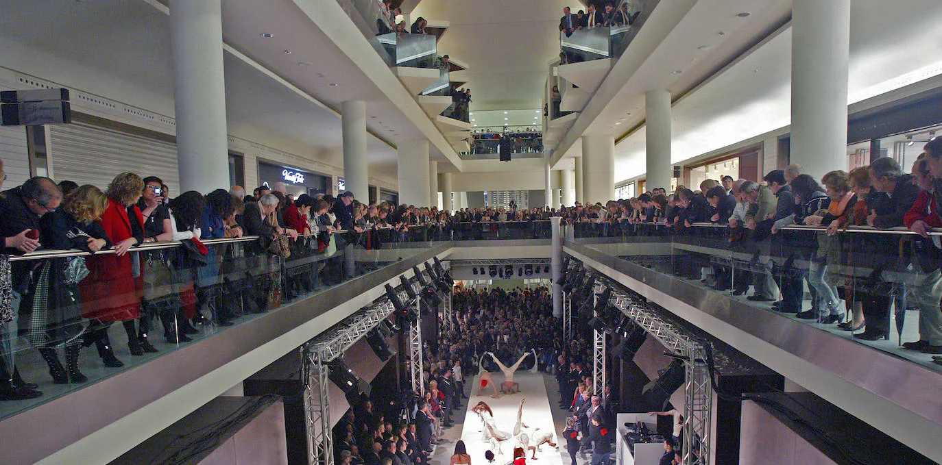 El 4 de marzo de 2008 el centro comercial del Calatrava abría sus puertas con gran boato bajo el nombre de Espacio Buenavista. Tras dos años prácticamente sin actividad, echa definitivamente el cierre. En estas imágenes, un repaso de la historia gráfica del edificio.