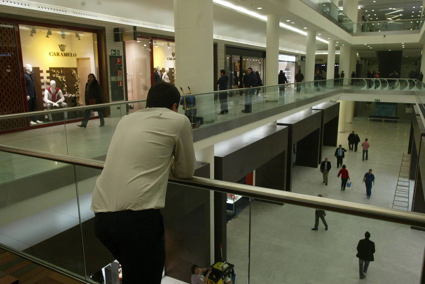 El 4 de marzo de 2008 el centro comercial del Calatrava abría sus puertas con gran boato bajo el nombre de Espacio Buenavista. Tras dos años prácticamente sin actividad, echa definitivamente el cierre. En estas imágenes, un repaso de la historia gráfica del edificio.