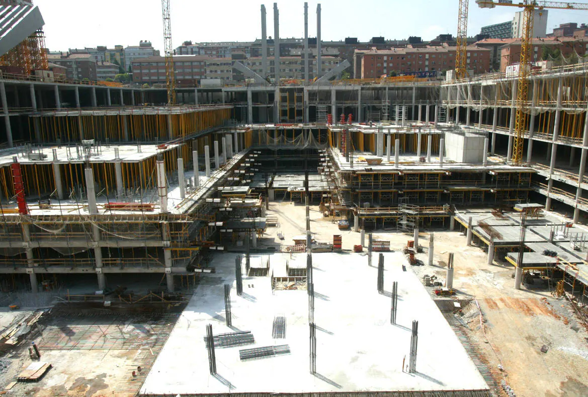 El 4 de marzo de 2008 el centro comercial del Calatrava abría sus puertas con gran boato bajo el nombre de Espacio Buenavista. Tras dos años prácticamente sin actividad, echa definitivamente el cierre. En estas imágenes, un repaso de la historia gráfica del edificio.