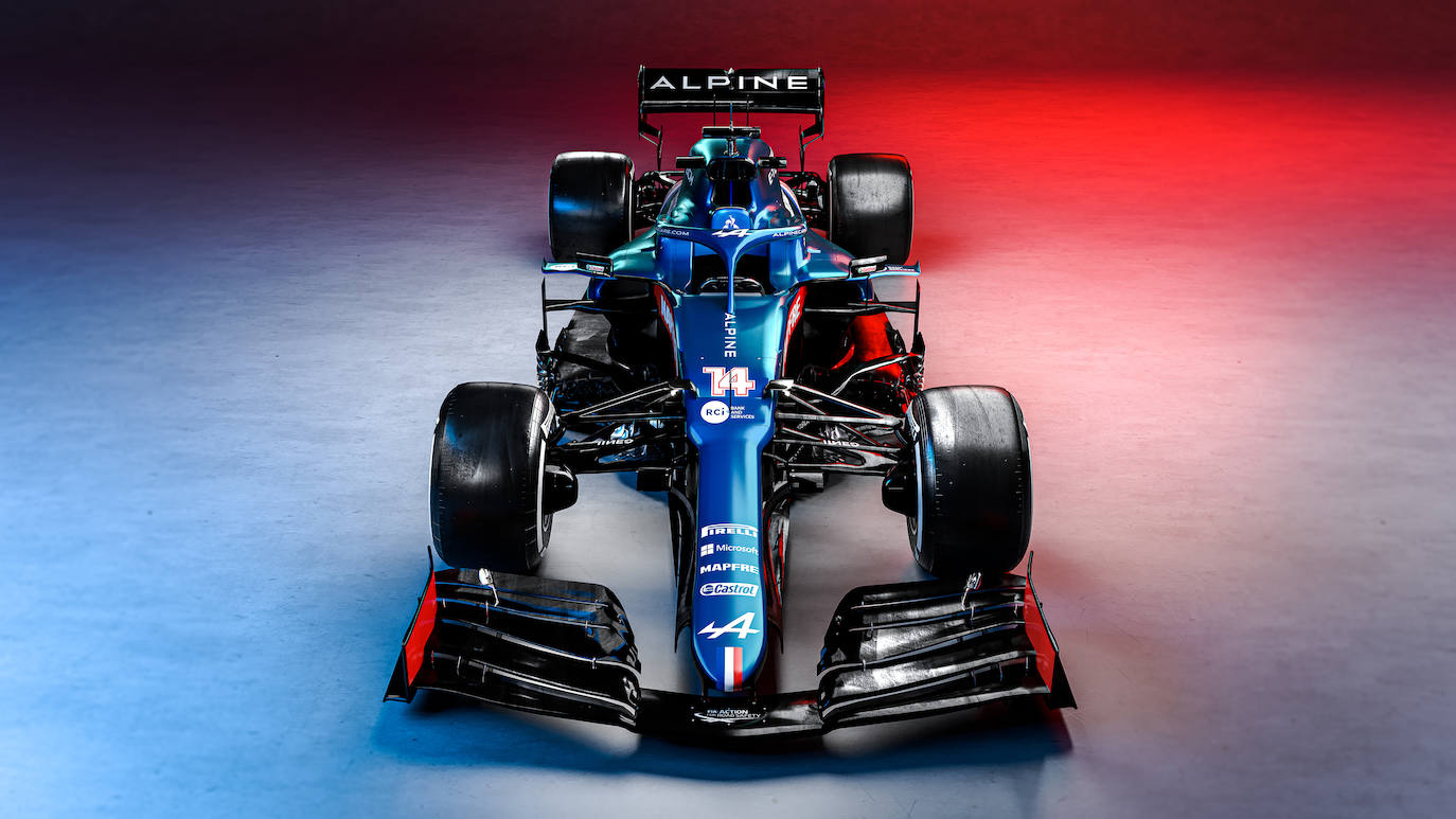 El mismo día en el que se cumplen veinte años del primer Gran Premio de Fernando Alonso en la Fórmula 1, el bicampeón asturiano ya sonríe con su nueva máquina: el Alpine A521. Creado sobre la base del Renault RS20 que pilotaron Daniel Ricciardo y Esteban Ocon, el nuevo bólido pretende mantener la línea ascendente del anterior modelo