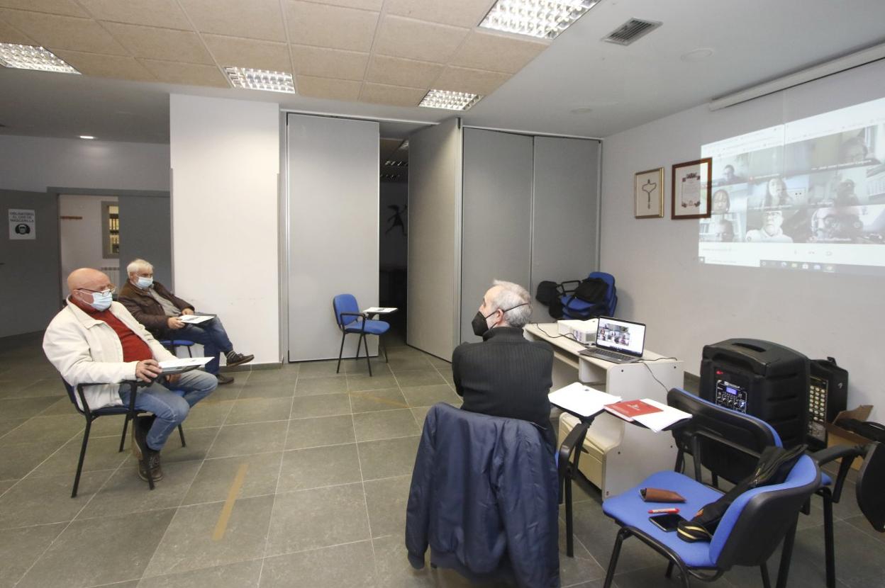 Reunión telemática de la Federación de Asociaciones de Vecinos, con Manuel Cañete a la derecha. 