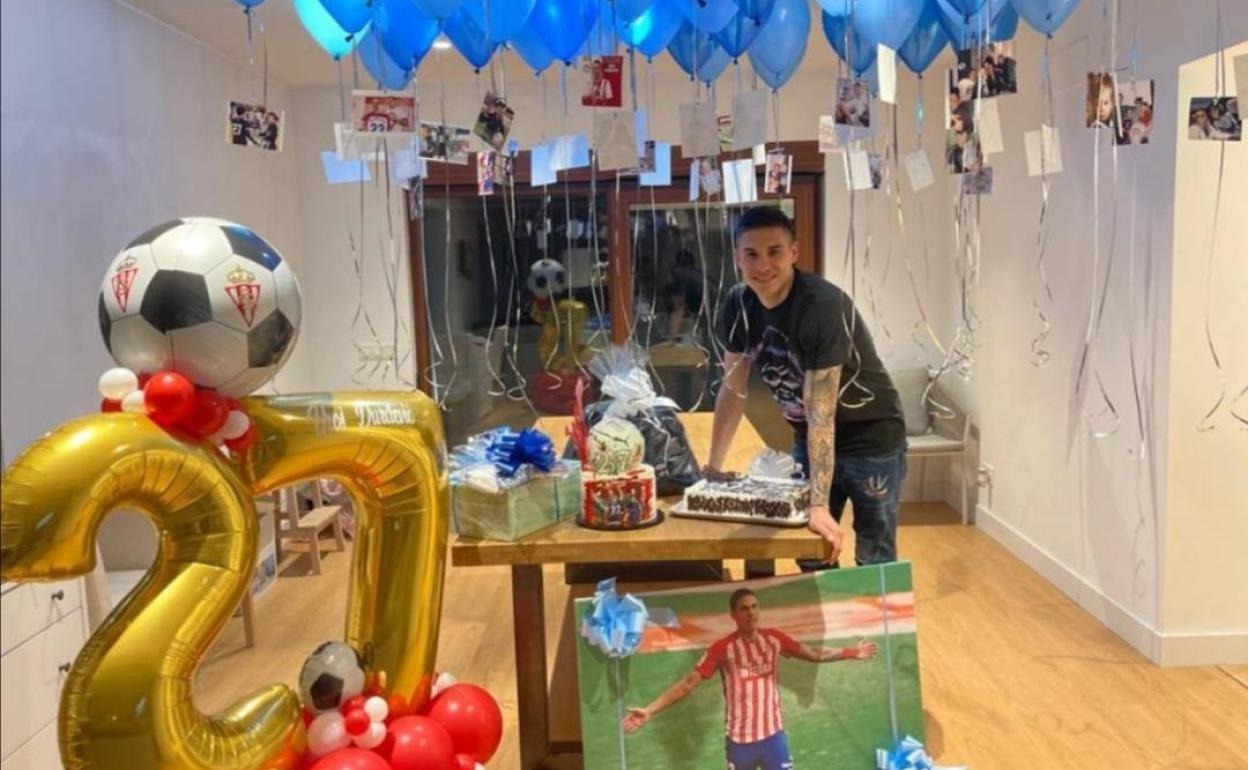 Globos y dulces para celebrar con Djuka su cumpleaños.