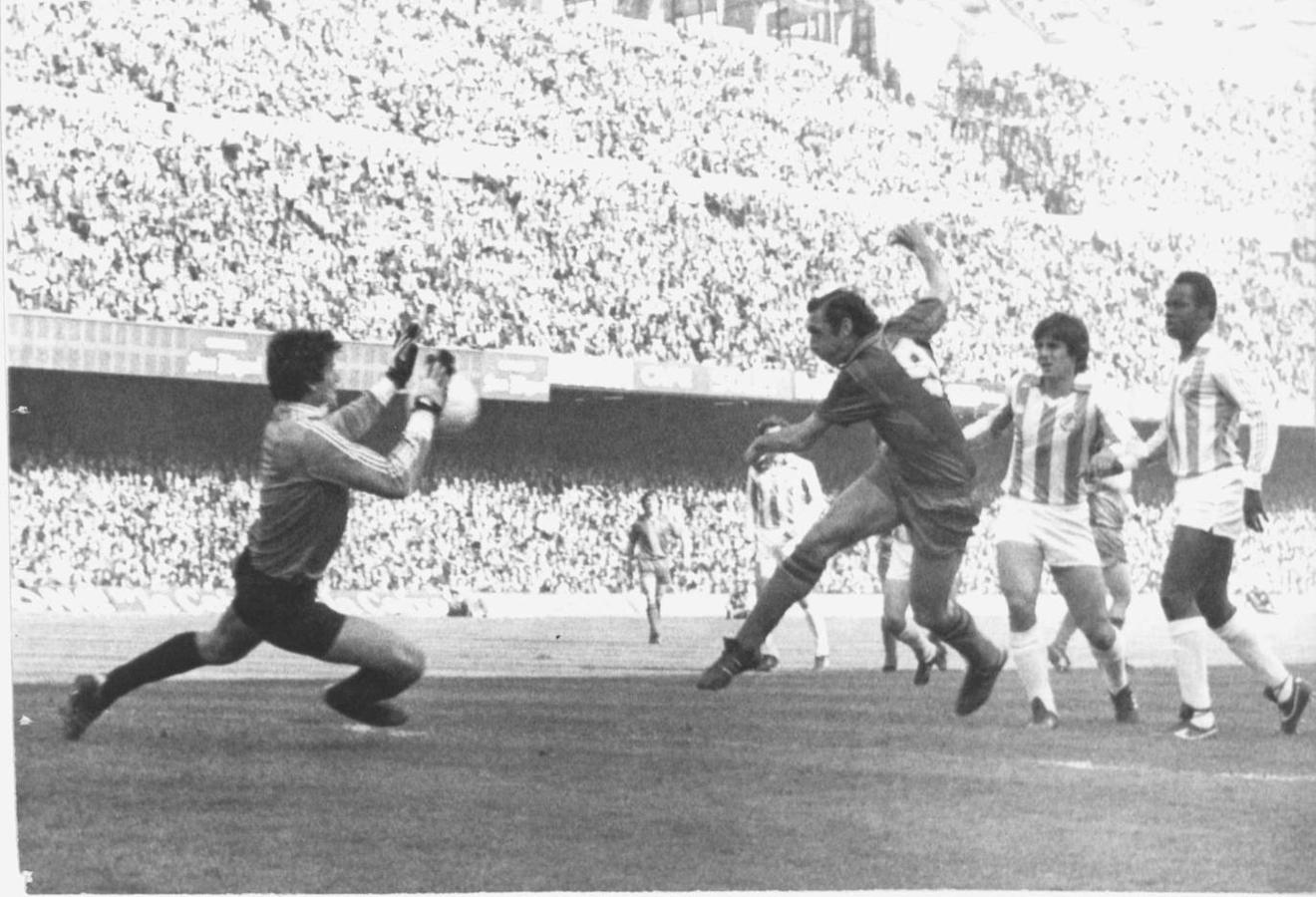 Han pasado cuatro décadas desde aquel 1 de marzo de 1981 en el que Enrique Castro 'Quini' fue secuestrado por una banda de delincuentes. El mítico futbolista, que por aquel entonces jugaba en el Barcelona, estuvo privado de libertad durante 25 días. El suceso se produjo justo después de jugar en el Camp Nou ante el Hércules. Afortunadamente, el gijonés pudo ser liberado sano y salvo el 25 de marzo.