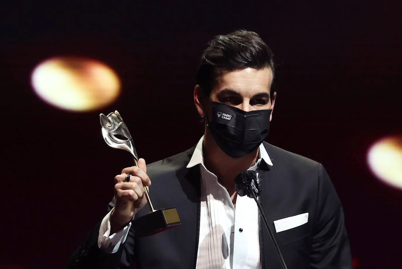 Mario Casas recoge el premio al mejor actor por 'No matarás'.