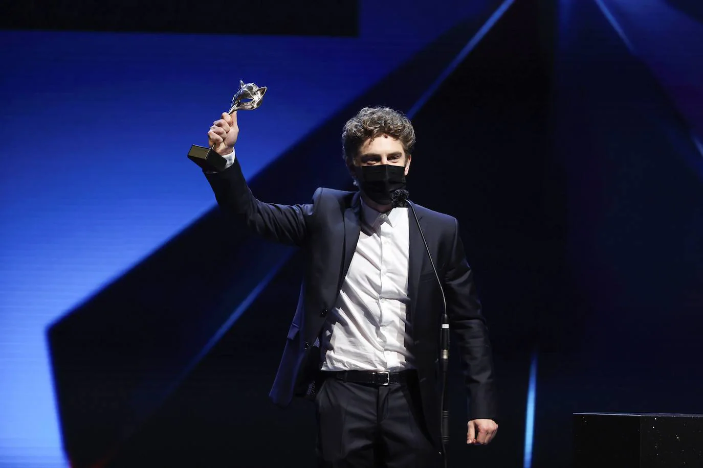 Patrick Criado recoge el premio al mejor actor de reparto de serie por 'Antidisturbios'.