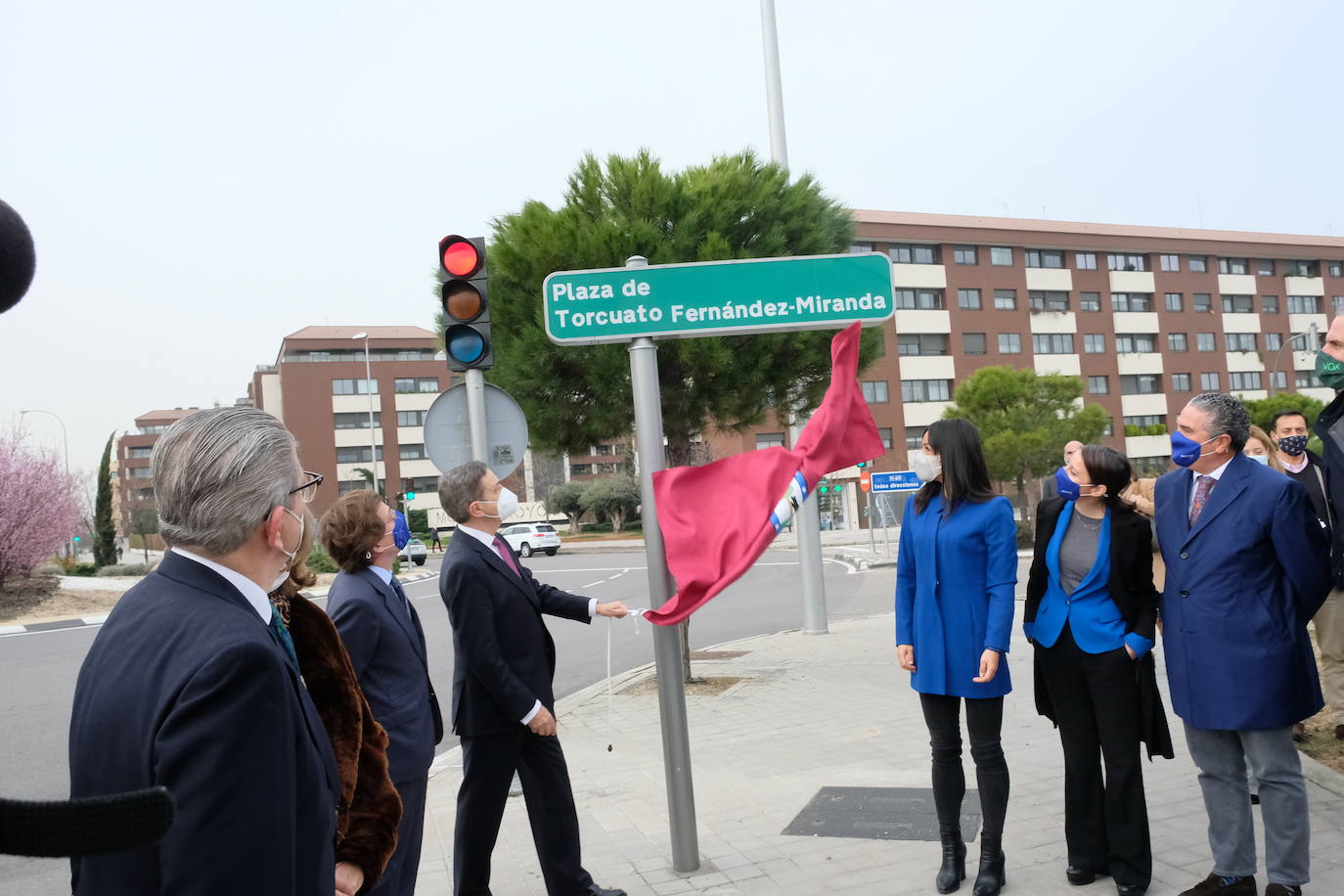 El político gijonés Torcuato Fernández-Miranda pone nombre desde este miércoles a una plaza madrileña. El alcalde de la capital, José Luis Martínez-Almeida, ha afirmado que con este hecho se remedia «una injusticia». Enrique Fernández-Miranda, hijo del gijonés, ha subrayado que se homenajea al «espíritu de concordia de la Transición''