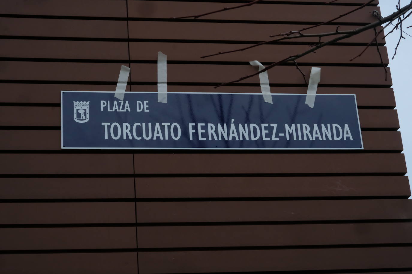 El político gijonés Torcuato Fernández-Miranda pone nombre desde este miércoles a una plaza madrileña. El alcalde de la capital, José Luis Martínez-Almeida, ha afirmado que con este hecho se remedia «una injusticia». Enrique Fernández-Miranda, hijo del gijonés, ha subrayado que se homenajea al «espíritu de concordia de la Transición''