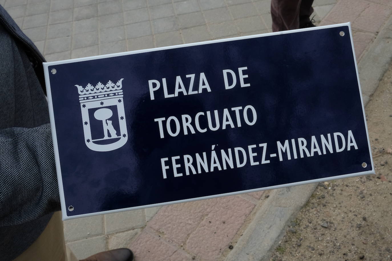 El político gijonés Torcuato Fernández-Miranda pone nombre desde este miércoles a una plaza madrileña. El alcalde de la capital, José Luis Martínez-Almeida, ha afirmado que con este hecho se remedia «una injusticia». Enrique Fernández-Miranda, hijo del gijonés, ha subrayado que se homenajea al «espíritu de concordia de la Transición''