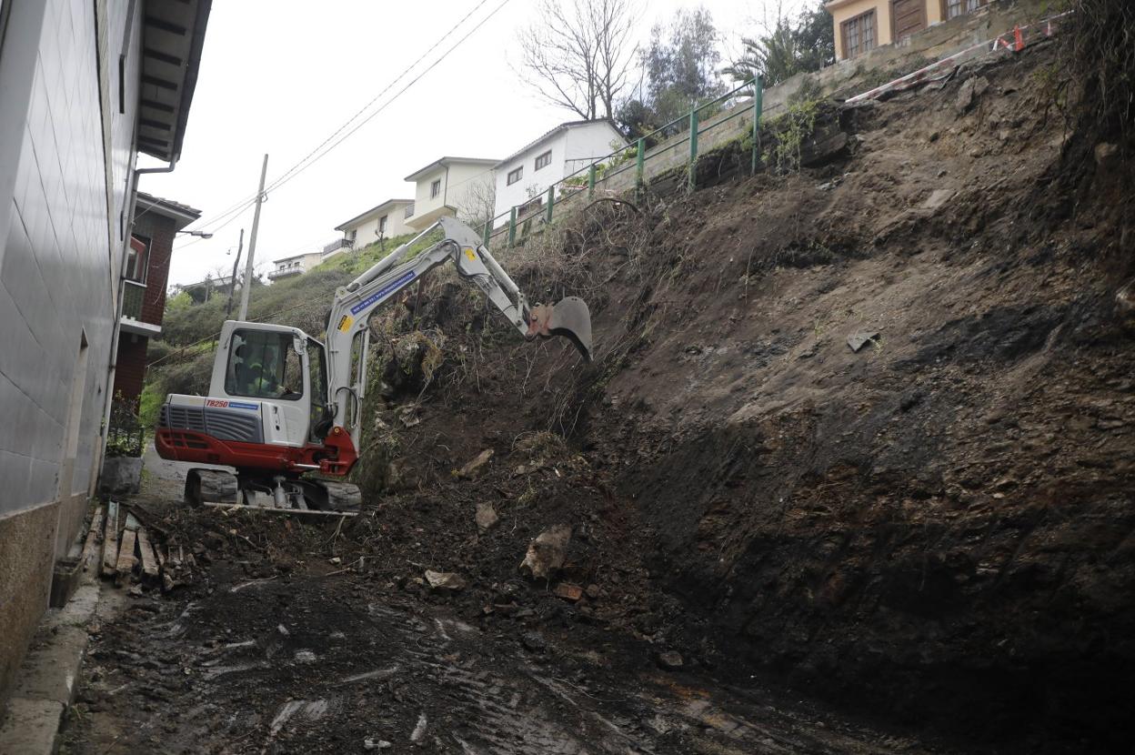 Una máquina excavadora, trabajando en La Crucina, en Turón. 