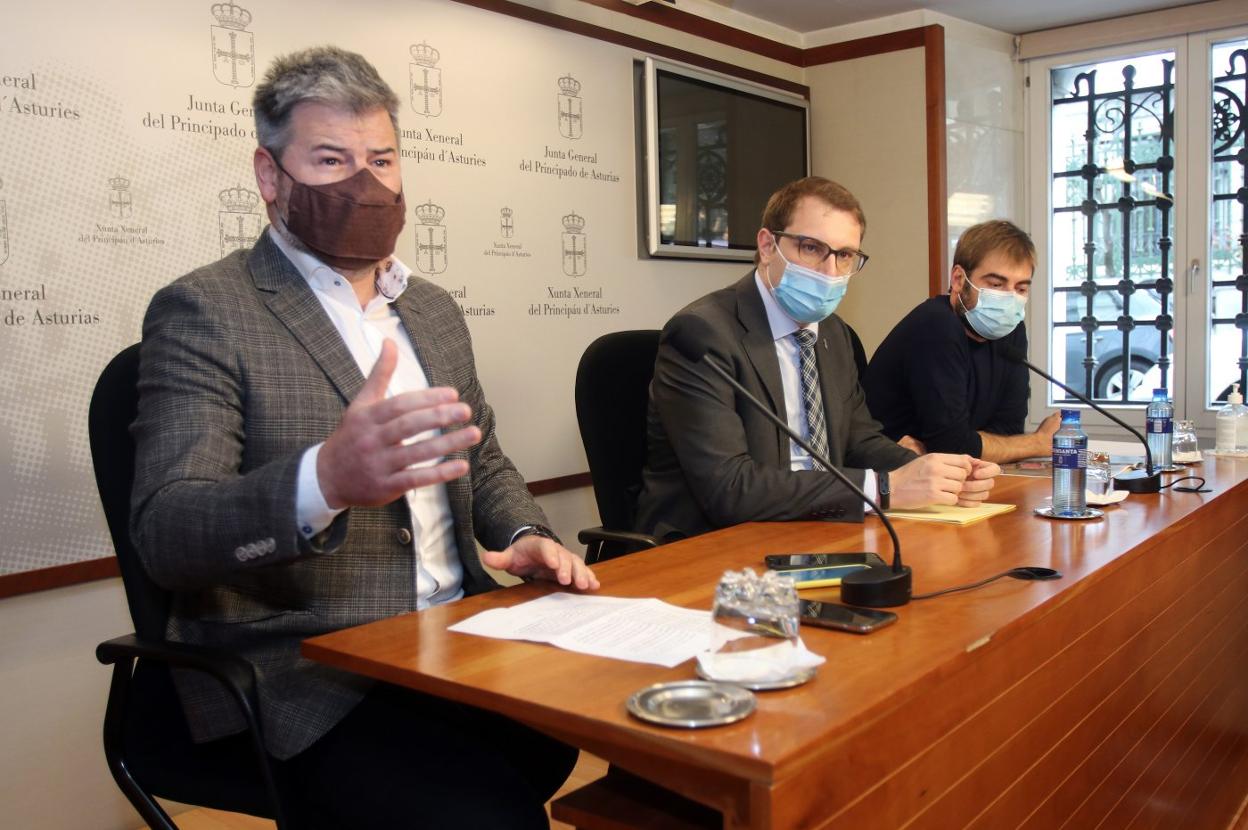 Sergio García (Ciudadanos), Adrián Pumares (Foro) y Daniel Ripa (Podemos). 