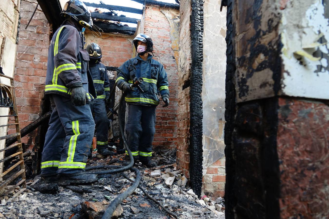 Brutal incendio en Ribadesella. Dos personas han resultado heridas de consideración, con quemaduras de gravedad. La vivienda, de una planta y ubicada en las inmediaciones de la estación de tren, quedó afectada en su totalidad.
