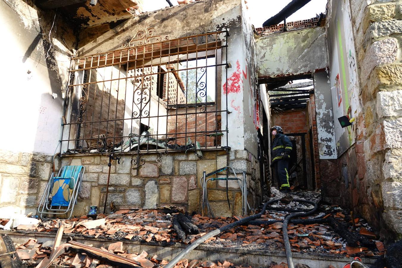 Brutal incendio en Ribadesella. Dos personas han resultado heridas de consideración, con quemaduras de gravedad. La vivienda, de una planta y ubicada en las inmediaciones de la estación de tren, quedó afectada en su totalidad.