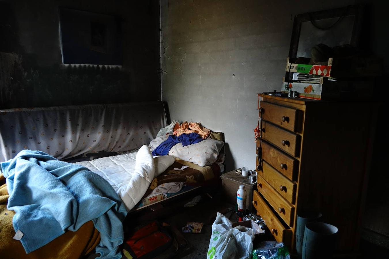 Brutal incendio en Ribadesella. Dos personas han resultado heridas de consideración, con quemaduras de gravedad. La vivienda, de una planta y ubicada en las inmediaciones de la estación de tren, quedó afectada en su totalidad.